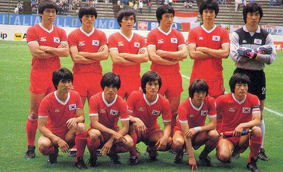 한국 축구 대표팀이 1986 멕시코 월드컵 이탈리아전을 앞두고 기념촬영을 하고 있다. 최순호는 윗줄 오른쪽에서 두 번째. FIFA 제공