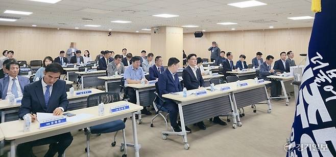 11일 오전 도의회 중회의실에서 더불어민주당 재선 이상 당선인들이 간담회를 하고 있다. 김경희기자