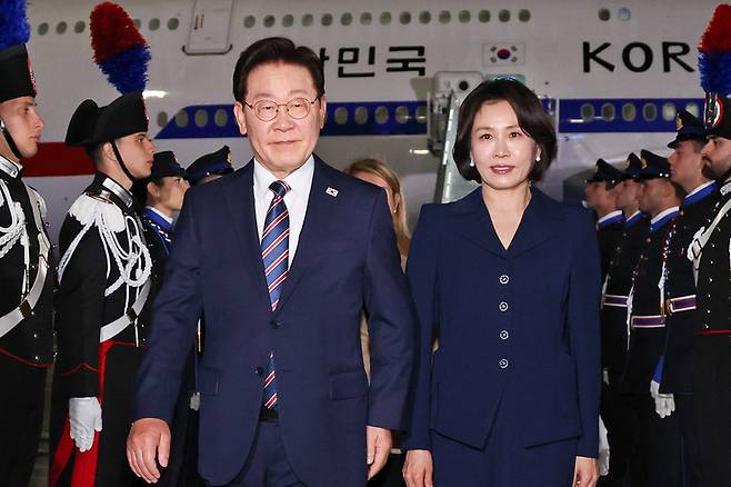 이탈리아를 국빈 방문한 이재명 대통령과 김혜경 여사가 10일(현지시간) 로마 피우미치노 국제공항에 도착한 공군 1호기에서 내려 이동하고 있다./ 사진=연합뉴스
