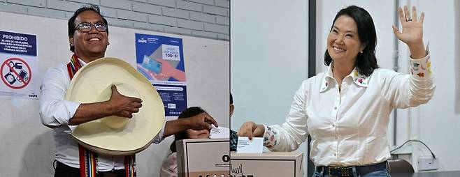 7일(현지시간) 페루 리마에서 열린 대선 결선 투표에서 로베르토 산체스 ‘함께하는 페루’ 소속 후보(왼쪽)와 게이코 후지모리 ‘민중의힘’ 소속 후보가 투표하는 모습 [AFP=연합뉴스]
