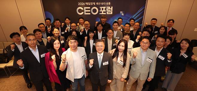 지난 10일 서울 중구 신라호텔에서 매일경제 패션·뷰티·유통 최고경영자(CEO) 포럼이 개최됐다. 맨 앞줄 왼쪽부터 김승언 남양유업 사장, 김지원 한세엠케이 대표, 임현동 네이버 쇼핑사업 E-KAM 센터장, 위정환 매일경제신문 대표, 김유미 제이에스티나 대표. 이승환 기자
