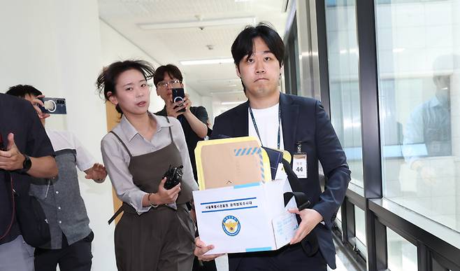 6ㆍ3 지방선거 투표지 부족사태 사건을 수사 중인 서울경찰청 광역범죄수사대 관계자가 11일 경기도 과천시 중앙선거관리위원회에서 압수수색을 하기 위해 선거국장실로 향하고 있다. [사진=뉴스1]