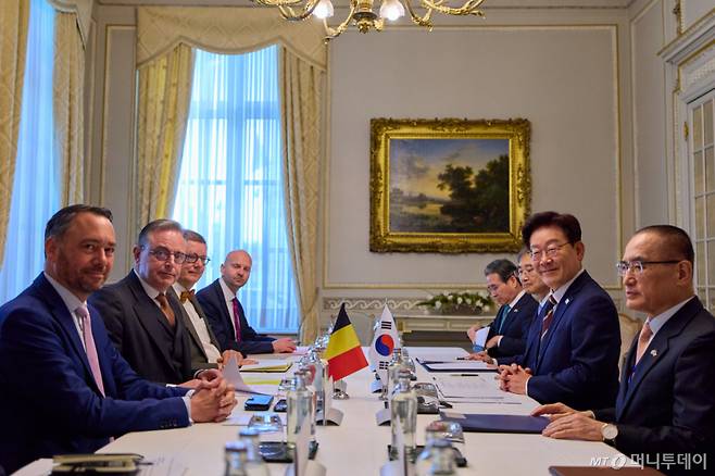 [브뤼셀=뉴시스] 최동준 기자 = G7 정상회의 참석 계기 벨기에를 방문 중인 이재명 대통령이 10일(현지 시간) 브뤼셀 총리관저에서 바르트 드 웨브흐 벨기에 총리와 정상회담을 하고 있다. (공동취재) 2026.06.10. photocdj@newsis.com /사진=