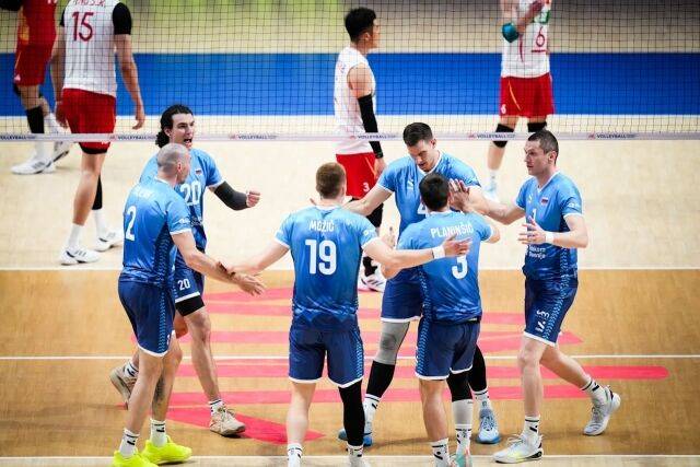 슬로베니아남자배구대표팀 선수들이 10일 열린 2026 VNL 1주차 첫 경기 중국전 득점을 올린 뒤 환호하고 있다./국제배구연맹(FIVB) 제공