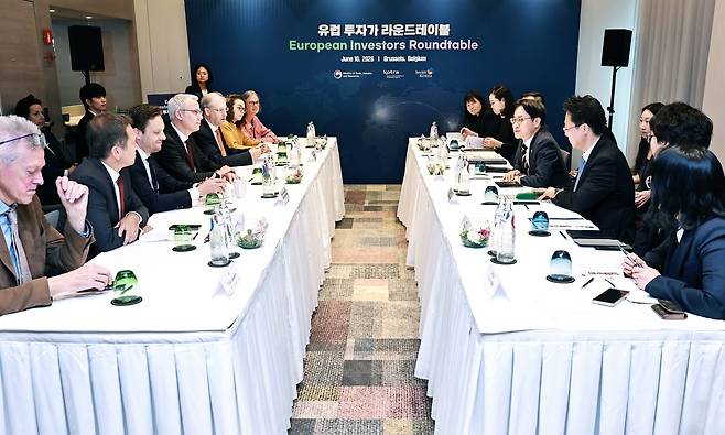 김정관 산업통상부 장관이 10일(현지시간) 벨기에 브뤼셀에서 이재명 대통령의 유럽연합(EU) 방문 계기로  열린 ‘유럽투자가 라운드테이블’를 주재하고 있다. [산업통상부 제공]