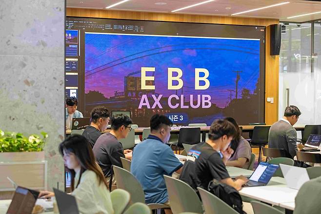 SK텔레콤 사내 인공지능(AI) 역량 강화 프로그램(EBB AX 클럽)에 참여한 직원들이 과제 수행을 하고 있다. [SK텔레콤 제공]
