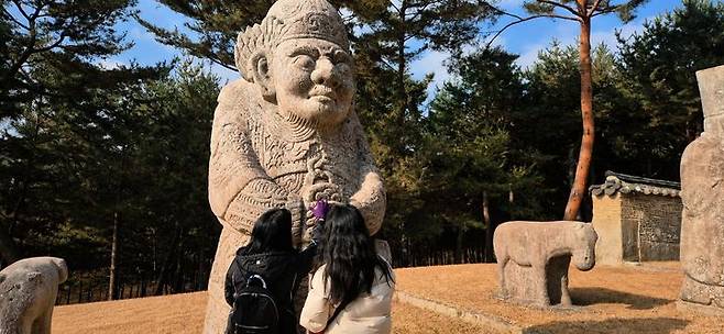 [서울=뉴시스] 지난해 11월 26일 태릉에서 궁능 현장영상해설이 이뤄지고 있다. (사진=국가유산청 제공) 2026.06.11. photo@newsis.com *재판매 및 DB 금지