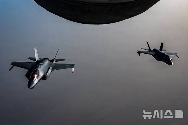 [서울=뉴시스] 미 공군 F-35A 스텔스 전투기 두 대가 중동 상공을 순찰하고 있다. (사진=미 중부사령부(CENTCOM) 엑스 갈무리) 2026.06.07.