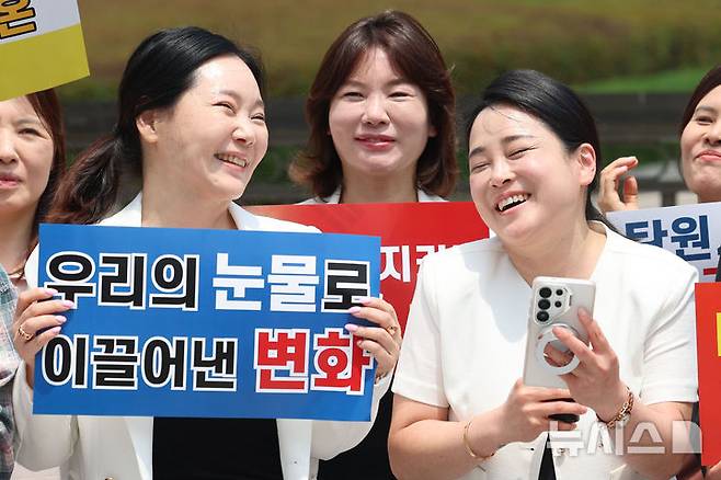 [서울=뉴시스] 권창회 기자 = 임보란 대한문신사중앙회 회장을 비롯한 사건 당사자 등 관계자들이 11일 서울 서초구 대법원 앞에서 대법원의 문신 사건 무죄 확정 관련 기자회견에서 무죄 확정을 받은 뒤 기뻐하고 있다. 2026.06.11. kch0523@newsis.com
