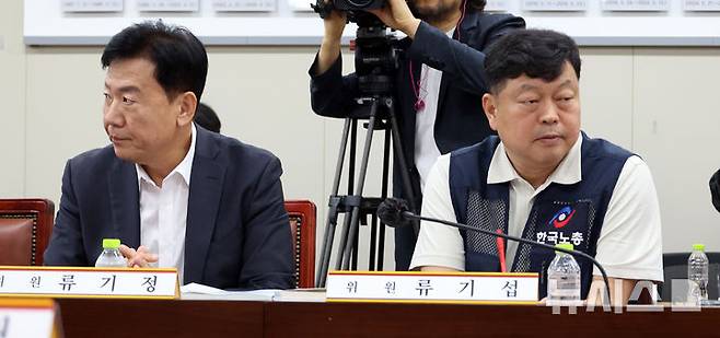[세종=뉴시스] 강종민 기자 = 최저임금위원회 류기정 사용자 위원과 류기섭 근로자 위원이 11일 세종시 정부세종청사에서 열린 5차 전원회의에서 서로 다른 곳을 보고 있다. 2026.06.11. ppkjm@newsis.com