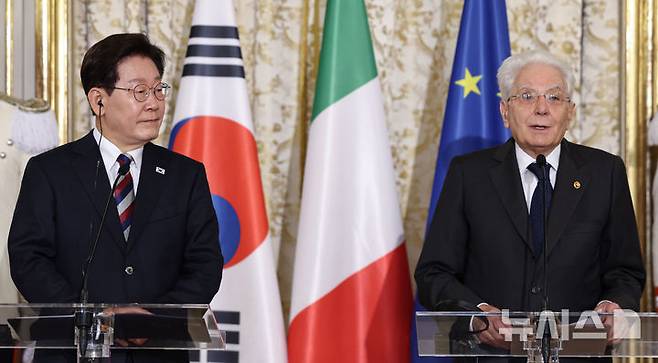 [로마=뉴시스] 최동준 기자 = G7 정상회의 참석 계기 이탈리아를 국빈 방문 중인 이재명 대통령이 11일(현지 시간) 로마 대통령궁에서 세르지오 마타렐라 대통령과 공동언론발표를 하고 있다. 2026.06.11. photocdj@newsis.com