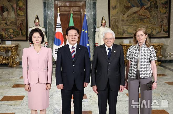 [로마=뉴시스] 최동준 기자 = G7 정상회의 참석 계기 이탈리아를 국빈 방문 중인 이재명 대통령과 김혜경 여사가 11일(현지 시간) 로마 대통령궁에서 열린 공식환영식에서 세르지오 마타렐라 대통령, 마타렐라 대통령의 딸 라우라 마타렐라 영애와 기념촬영을 하고 있다. 2026.06.11. photocdj@newsis.com