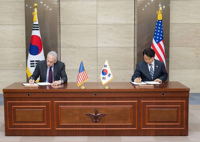 제6차 한미 핵협의그룹 회의 제6차 한미 핵협의그룹 회의     (서울=연합뉴스) 11일 서울 용산구 국방부 대회의실에서 열린 제6차 한미 핵협의그룹 회의에서 한미 양측 대표가 '한미 NCG 보안지침'에 서명하고 있다. 2026.6.11 [국방부 제공. 재판매 및 DB 금지]     photo@yna.co.kr (끝)   <저작권자(c) 연합뉴스, 무단 전재-재배포, AI 학습 및 활용 금지>
