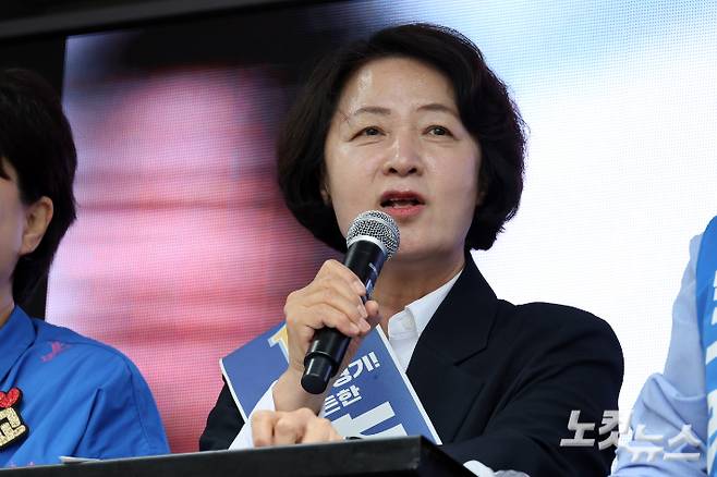 제9회 전국동시지방선거 및 국회의원 재·보궐선거의 공식 선거운동이 시작된 지난달 21일 더불어민주당 추미애 경기도지사 후보가 경기도 구리시 돌다리사거리 유세에서 지지를 호소하고 있다. 윤창원 기자