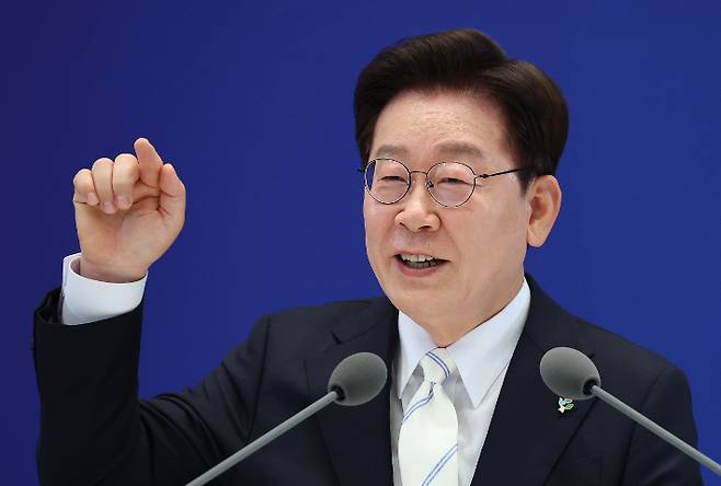 이재명 대통령이 청와대 영빈관에서 열린 취임 1주년 기자회견에서 발언하고 있다. 연합뉴스
