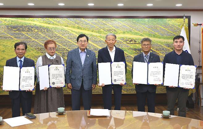 주낙영 경주시장이 6·25전쟁 무공훈장 전수식에서 유족들에게 무공훈장을 전달하고 있다. 경주시 제공