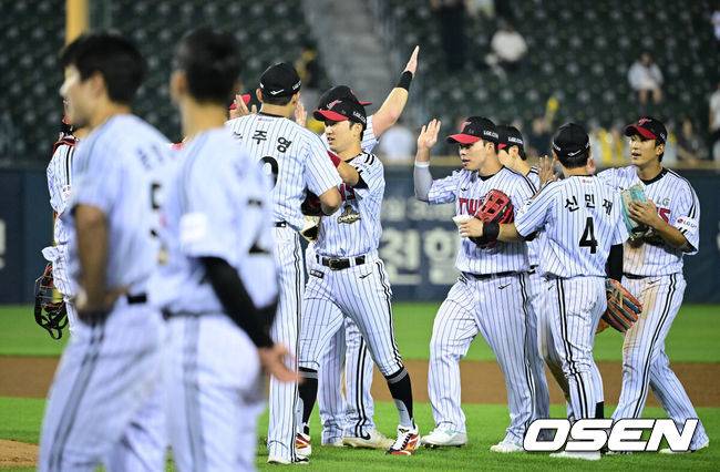 [OSEN=잠실, 조은정 기자]프로야구&nbsp;LG 트윈스가 SSG 랜더스 상대로 역전승을 거두며 1위를 질주했다.&nbsp;LG는 10일 서울 잠실구장에서 열린 2026 KBO리그 SSG와 경기에서 8-6으로 승리했다. 오스틴이 홈런 2방을 때리며 역전 만루 홈런으로 결승타를 기록했다.&nbsp;LG가 승리를 기뻐하고 있다. 2026.06.10 /cej@osen.co.kr