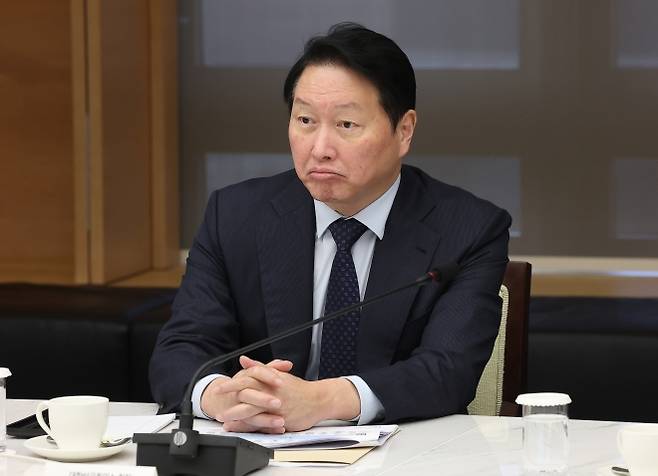 행사 시작 기다리는 최태원 대한상의 회장 - 최태원 대한상공회의소 회장이 18일 서울 중구 대한상의 챔버라운지에서 열린 ‘공정거래위원장 초청 간담회’에서 앉아 있다. 2025.12.18 연합뉴스