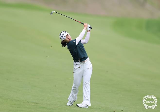 김수지가 최근 끝난 KLPGA 투어 셀트리온 퀸즈 마스터즈 3라운드 4번 홀에서 아이언 샷을 하고 있다. 사진 제공=KLPGA