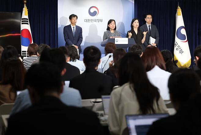 송경희 개인정보위 위원장이 11일 서울 종로구 정부서울청사에서 쿠팡사태 제재안 의결 브리핑을 하는 모습 ⓒ 연합뉴스
