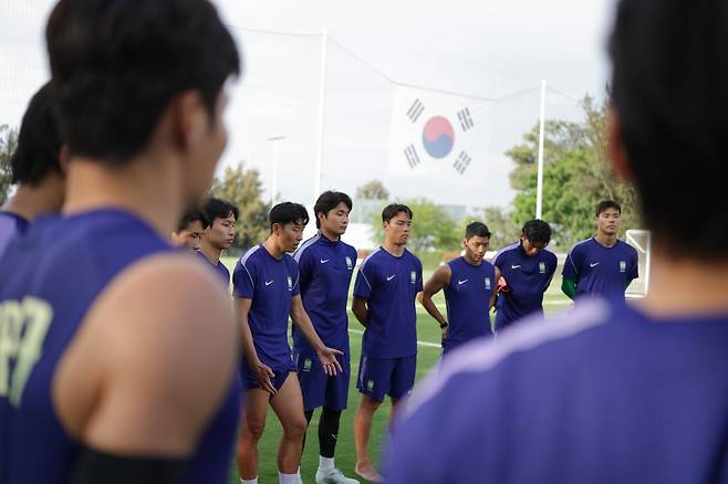 축구국가대표팀 주장 손흥민(왼쪽 두 번째)이 체코와 북중미월드컵 조별리그 A조 1차전을 앞둔 11일(한국시간) 멕시코 할리스코주 사포판의 치바스 베르데 바예에서 열린 훈련에 앞서 선수들에게 연설하고 있다. 과달라하라｜뉴시스