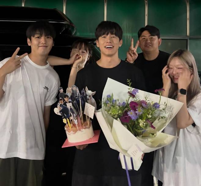 Actor Kim Mu-yeol caught the publics attention by sharing behind-the-scenes photos from the set of the Netflix series *True Education* on his social media. In the released photos, Kim Mu-yeol, standing at 183 cm tall and dressed in a suit, is seen fully immersed in his action scenes, while co-star Park Ji-yeon responded by liking the post.In this series, Kim Mu-yeol plays the role of Na Hwa-jin, an inspector for the Teacher Protection Bureau, delivering intense action sequences and emotional performances. The various behind-the-scenes photos, which give a glimpse into the atmosphere on set, are further heightening fans interest in the show.The Netflix series True Education depicts the efforts of the School Authority Protection Bureau as it sets out to reform schools, and has been generating significant buzz among viewers since its release.