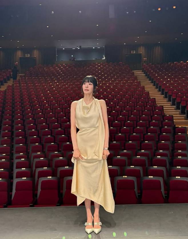 Musical actress and singer Tiffany Young has shared recent photos on her personal account, taken while wearing a stage costume for the musical *Yumis Cells*. Showcasing a much younger appearance with a new hairstyle featuring bangs, Tiffany Young expressed her anticipation for the production with a lovely expression.Tiffany Young is scheduled to meet audiences in the lead role of Yumi in the musical *Yumis Cells*, which opens on the 30th. Wearing a beige dress and exuding an elegant charm, she showed herself to be busy preparing for the performance.Meanwhile, Tiffany Young garnered significant attention last February when she announced that she had completed her marriage registration with actor Byun Yo-han, becoming legally married—making her the first member of Girls Generation to announce marriage.