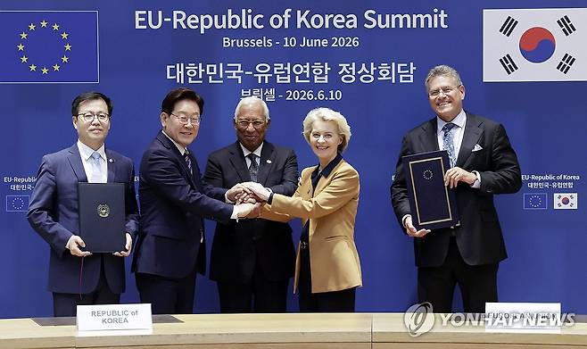 손 맞잡은 이재명 대통령과 EU 지도부 (브뤼셀=연합뉴스) 한상균 기자 = 이재명 대통령과 안토니우 코스타 EU 정상회의 상임의장(가운데), 우르즐라 폰데어라이엔 EU 집행위원장이 10일(현지시간) 벨기에 브뤼셀 EU이사회 본부에서 디지털 통상 협정(DTA) 서명식을 마친 뒤 손을 잡고 기념 촬영을 하고 있다.
왼쪽부터 여한구 통상교섭본부장, 이재명 대통령, 안토니우 코스타 EU 정상회의 상임의장, 우르즐라 폰데어라이엔 EU 집행위원장, 마로스 셰프초비치 통상 경제 안보 집행위원. 2026.6.10 xyz@yna.co.kr