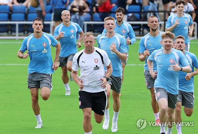 몸 푸는 체코 (맨스필드[미국 텍사스주]=연합뉴스) 신준희 기자 = 6일(현지시간) 오전 미국 텍사스주 맨스필드의 텍사스 헬스 맨스필드 스타디움에서 체코 대표팀 파트리크 시크(맨 왼쪽) 등 선수들이 몸을 풀고 있다.
    체코는 한국시간 12일 멕시코 과달라하라에서 우리나라와 첫 경기를 치른다. 2026.6.7 hama@yna.co.kr