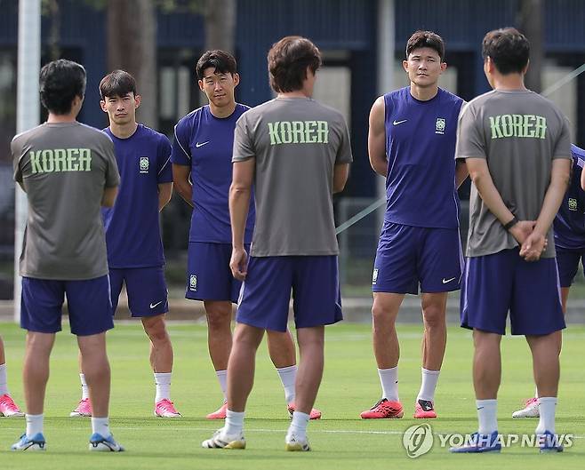 비장한 축구 대표팀 (사포판[멕시코 할리스코주]=연합뉴스) 류영석 기자 = 한국 축구 국가대표팀 선수들이 2026 북중미 월드컵 체코와의 조별리그 1차전을 하루 앞둔 10일(현지시간) 멕시코 과달라하라 인근 사포판의 치바스 바예 베르데에서 훈련을 하기 앞서 홍명보 감독의 지시 사항을 듣고 있다. 2026.6.11 ondol@yna.co.kr