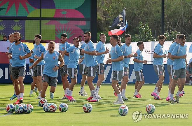 한국전 앞두고 훈련하는 체코 축구 대표팀 (사포판[멕시코 할리스코주]=연합뉴스) 류영석 기자 = 체코 축구 국가대표팀 선수들이 2026 북중미 월드컵 한국과의 조별리그 1차전을 하루 앞둔 10일(현지시간) 멕시코 과달라하라 인근 사포판 스포츠 아레나에서 훈련을 하고 있다. 2026.6.11 ondol@yna.co.kr
