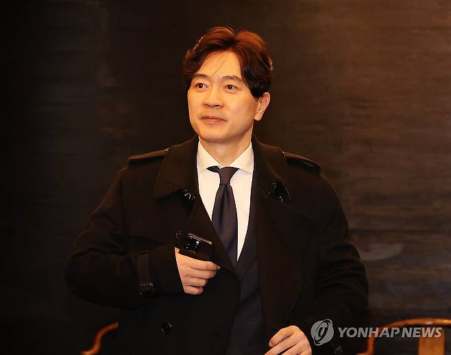 중진의원 모임 참석하는 박성훈 수석대변인 (서울=연합뉴스) 김주형 기자 = 국민의힘 박성훈 수석대변인이 19일 장동혁 당 대표가 주재하는 중진의원들 모임에 참석하기 위해 서울 여의도에 있는 한 식당으로 들어가고 있다. 2025.11.19 kjhpress@yna.co.kr