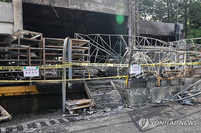 처참한 폭발사고 현장 (대전=연합뉴스) 김주성 기자 = 1일 폭발 사고로 사상자가 발생한 대전 유성구 한화에어로스페이스 대전사업장의 사고 현장이 처참한 모습이다.
이날 오전 10시 59분 발생한 폭발 사고로 5명이 사망했고, 1명이 전신화상으로 중상, 1명이 경상을 입었다. 2026.6.1 utzza@yna.co.kr