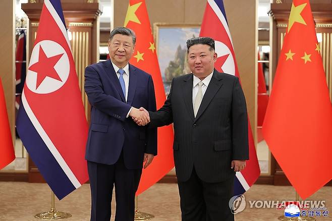 시진핑 중국 국가주석과 김정은 북한 국무위원장 (평양 조선중앙통신=연합뉴스) 김정은 북한국무위원장과 시진핑 중국 국가주석 사이의 회담이 지난 8일 금수산 영빈관에서 진행됐다고 조선중앙통신이 9일 보도했다. 김정은 위원장과 시진핑 주석이 기념촬영을 하고 있다. 2026.6.9 
    [국내에서만 사용가능. 재배포 금지. For Use Only in the Republic of Korea. No Redistribution] nkphoto@yna.co.kr