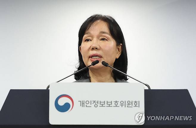 브리핑하는 송경희 개인정보위원장 (서울=연합뉴스) 이지은 기자 = 송경희 개인정보위 위원장이 11일 서울 종로구 정부서울청사에서 쿠팡사태 제재안 의결 브리핑을 하고 있다. 개보위는 3천750만명의 개인정보를 유출하고, 법적 근거 없이 회원들의 온라인 활동기록을 무단 수집한 쿠팡에 과징금 총 6천246억원을 부과했다. 2026.6.11 jieunlee@yna.co.kr
