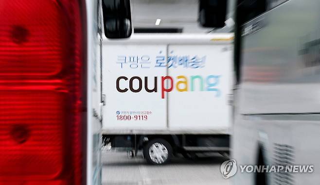 개보위, 쿠팡에 과징금 6천246억 부과 (서울=연합뉴스) 김주형 기자 = 개인정보보호위원회가 11일 3천750만명의 개인정보를 유출하고, 법적 근거 없이 회원들의 온라인 활동기록을 무단 수집한 쿠팡에 과징금 총 6천246억원을 부과했다.
단일 개인정보 유출 사고에 내린 과징금 규모로는 역대 최대치로, 한 기업의 여러 위반행위에 부과한 과징금 규모로도 가장 많다.
사진은 이날 서울의 한 쿠팡 물류센터에서 대기하는 배송 트럭 모습. 2026.6.11 kjhpress@yna.co.kr