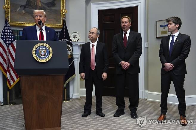 트럼프 대통령(맨 왼쪽)과 샘 올트먼 오픈AI CEO(맨 오른쪽) [AP=연합뉴스 자료사진]
