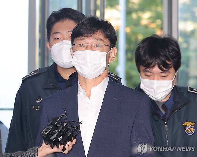 해병특검 출석하는 임성근 전 해병대 1사단장 (서울=연합뉴스) 류영석 기자 = 임성근 전 해병대 1사단장이 27일 서울 서초구 이명현 순직해병 특별검사팀에 피의자 신분으로 출석하고 있다. 2025.10.27 ondol@yna.co.kr