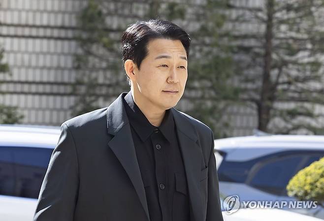 지난 4월 증인 출석하는 배우 박성웅 (서울=연합뉴스) 김주형 기자 = 배우 박성웅 씨가 임성근 전 해병대 1사단장의 국회에서의 증언·감정법 위반 등 위증 혐의 재판에 증인으로 출석하기 위해 8일 서울 서초구 서울중앙지방법원에 도착해 법정으로 향하고 있다.
    박 씨는 임 전 사단장에 대한 구명 로비 의혹과 관련해 지난해 9월 이명현 순직해병 특별검사팀에 참고인 신분으로 출석해 '2022년 서울 강남 모처에서 이종호 전 블랙펄인베스트 대표, 임 전 사단장 등과 밥을 먹었다'는 취지로 진술했다. 2026.4.8 [공동취재] kjhpress@yna.co.kr