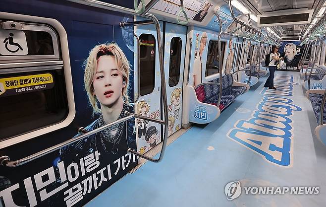 부산서 운행 중인 지민열차 (부산=연합뉴스) 강선배 기자 = BTS 공연을 하루 앞둔 11일 멤버 지민의 이미지로 래핑한 부산지하철 3호선의 한 전동차에서 외국 팬이 사진 촬영을 하고 있다. 2026.6.11 sbkang@yna.co.kr