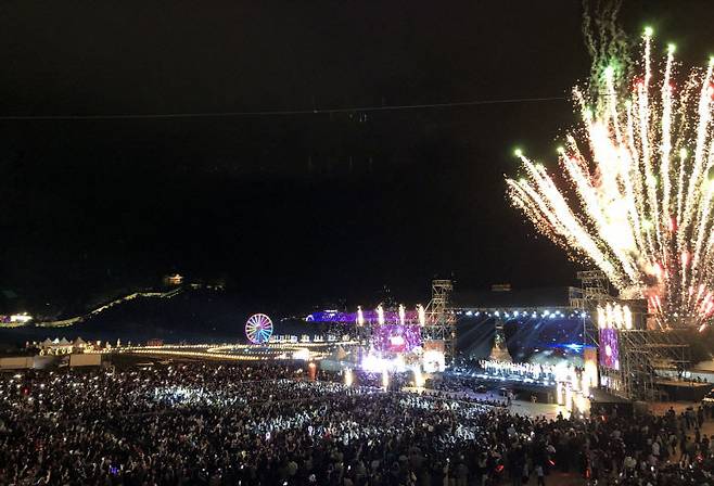 공주시가 2025년 4분기 생활인구 산정 결과 충남 1위, 전국 3위를 기록하며 체류형 관광도시로서의 경쟁력을 재입증했다. 사진은 지난해 백제문화제 야간 프로그램에 운집한 관광객들. (사진=공주시 제공)