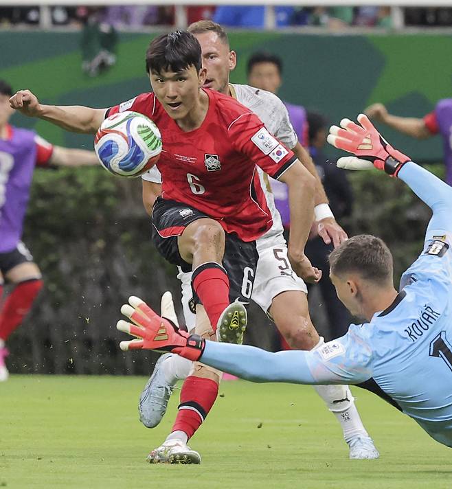 12일(한국시간) 멕시코 사포판 과달라하라 스타디움에서 열린 2026 북중미 월드컵 A조 1차전 한국과 체코의 경기서황인범이 후반 동점골을 넣고 있다. /연합뉴스