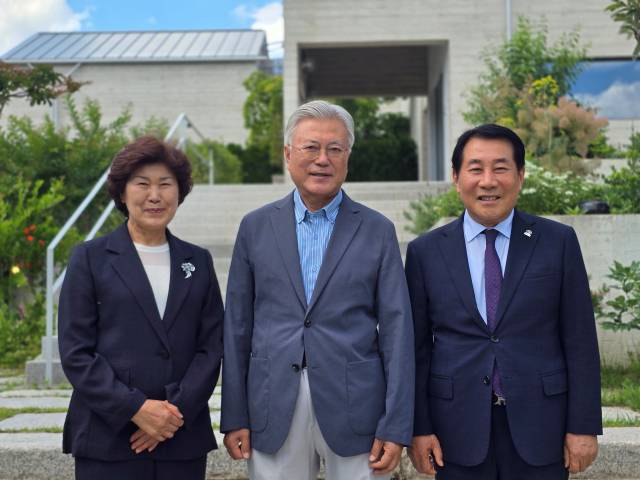 나동연 양산시장 부부가 12일 하북면 평산마을 문재인 전 대통령을 예방한 뒤 기념사진을 찍고 있다. 양산시 제공