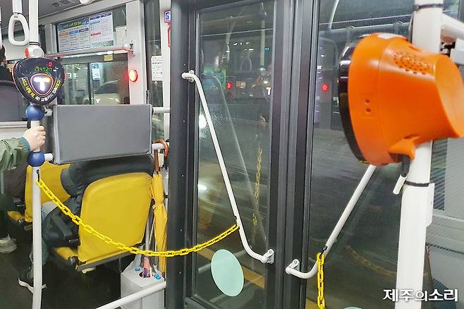 제주도가 온나라페이를 도입에 따라 기존 티머니 단말기 옆에 새로운 하차단말기를 추가로 설치한다며 올해 예산 10억원을 반영했지만 예산 낭비가 될 수 있다며 스스로 사업을 보류했다.