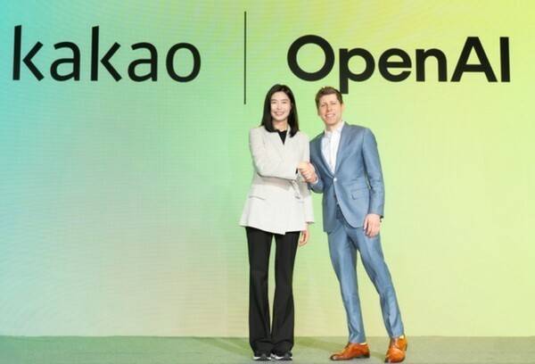 (왼쪽부터) 정신아 카카오 대표가 지난해 2월 4일 기자간담회에서 샘 울트먼 오픈AI CEO와 기념 사진을 촬영하고 있다. [출처=카카오]&nbsp;