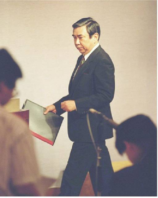 1993년 8월 4일, 일본군 위안부 조사 관련 자료들을 들고 기자회견장으로 향하는 고노 요헤이 당시 관방장관.&nbsp; 아사히신문 6월 12일
