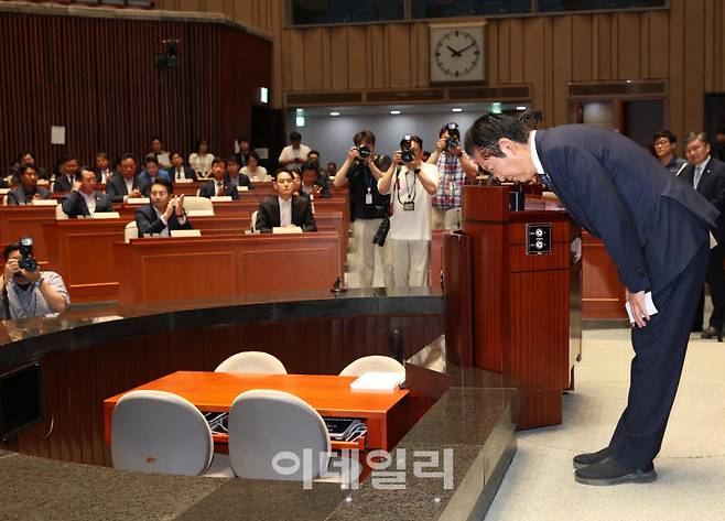 [이데일리 노진환 기자] 정청래 더불어민주당 대표가 11일 서울 여의도 국회에서 열린 의원총회에 참석, 모두발언 후 허리숙여 인사하고 있다.