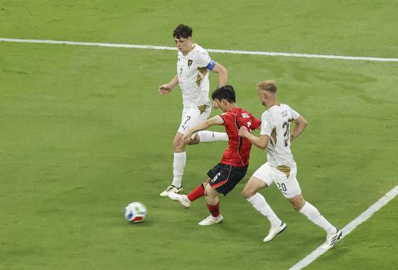 〈YONHAP PHOTO-5825〉 후반 초반 슛 시도하는 황인범   (사포판[멕시코 할리스코주]=연합뉴스) 최재구 기자 = 11일(현지시간) 멕시코 사포판 과달라하라 스타디움에서 열린 2026 북중미 월드컵 A조 1차전 한국과 체코의 경기.   한국의 황인범이 슛을 시도하고 있다. 2026.6.12   jjaeck9@yna.co.kr/2026-06-12 12:11:40/ 〈저작권자 ⓒ 1980-2026 ㈜연합뉴스. 무단 전재 재배포 금지, AI 학습 및 활용 금지〉