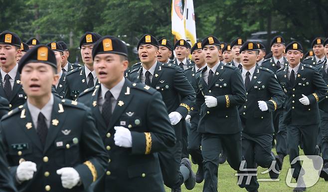 지난 5월 28일 경기 광주시 육군 특수전학교에서 열린 '특전부사관 263기 임관식'에서 신임 특전부사관들이 연병장을 뛰어가고 있다. 2026.5.28 ⓒ 뉴스1 김영운 기자