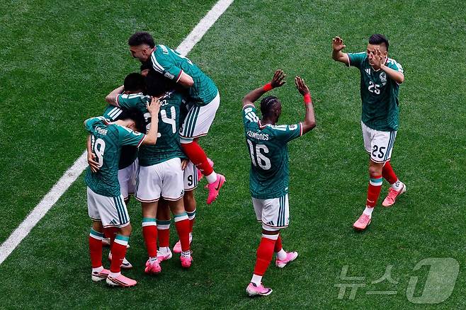 멕시코 선수들이 2026 북중미 월드컵 멕시코가 12일 멕시코시티의 멕시코시티 스타디움에서 열린 남아공과 대회 개막전에서 추가 득점 후 기뻐하고 있다. ⓒ AFP=뉴스1